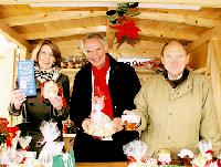 Plätzchen und Stollen für einen guten Zweck gab es bei Angela Zahn, Gero Seeliger und Thomas Schwartz vom Grünwalder Rotary Club auf dem Grünwalder Weihnachtsmarkt.  Foto: hol