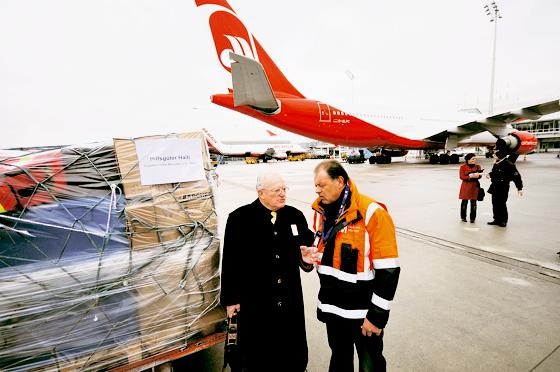 Der Anfang der Hilfsaktion: Wolfgang Wagner, Vorsitzender von Navis (links) und Thomas Biehler vom Flughafenverein koordinieren die Hilfe.	Foto: ba
